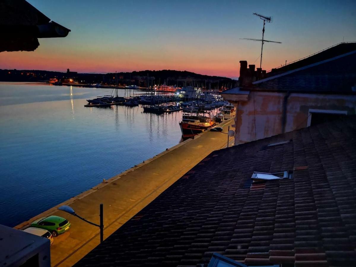 Sea View Apartment In The Center Of Pula Luaran gambar